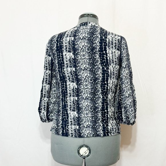 Talbots Sz 6 Navy Animal Print 3/4 Cuff Sleeves Button Closure Split Neck Blouse - Picture 4 of 7